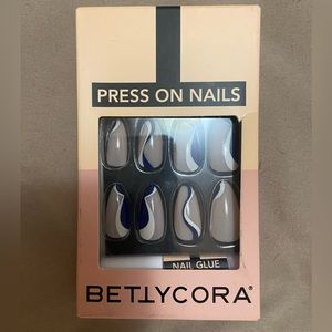 Set of 2 Betty Cora Press On Nails